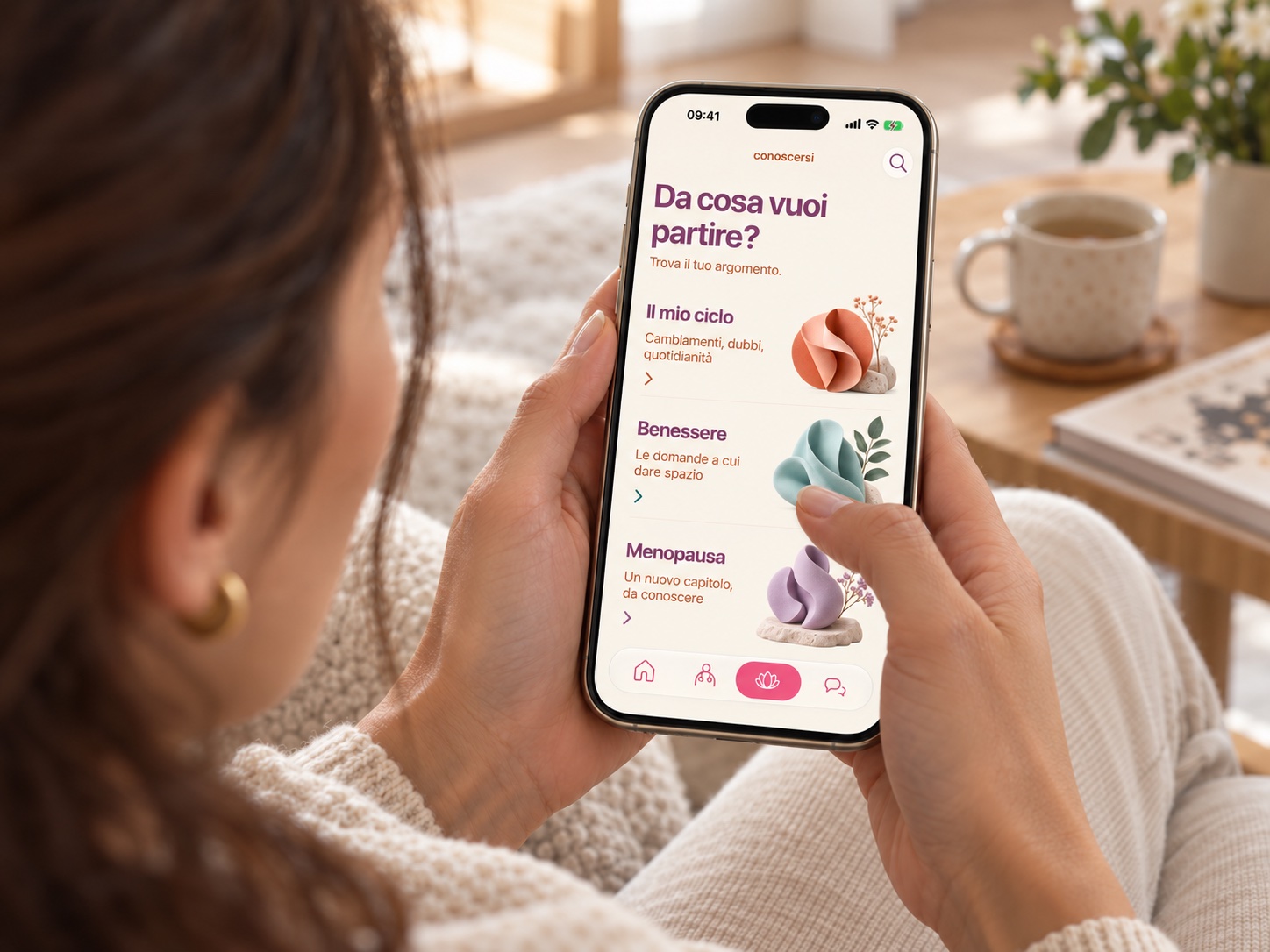Una paziente consulta la sezione Conoscersi dell’app EVA. Scena illustrativa del progetto.