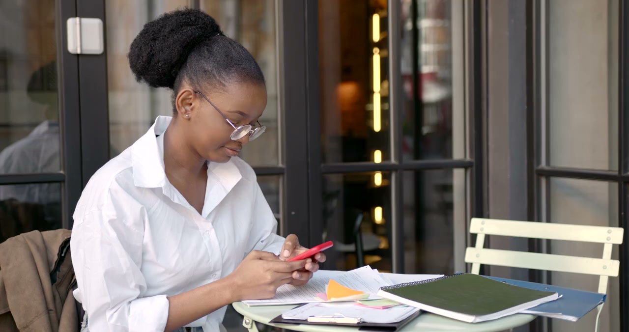 Una donna usa lo smartphone al tavolo di un bar. Scena stock illustrativa.